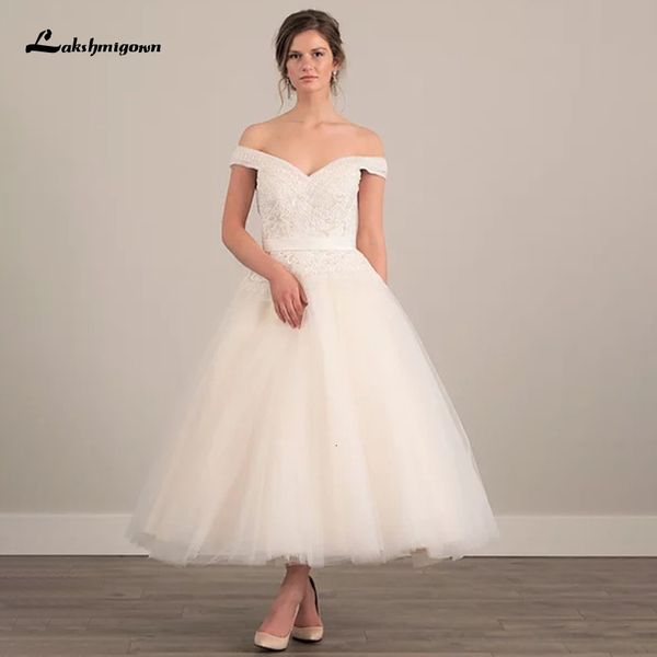 2021 new short tulle a line es v neck lace appliques off shoulder vestido noiva de renda wedding bridal gown 7wpn, White
2021 new short tulle a line es v neck lace appliques off shoulder vestido noiva de renda wedding bridal gown 7wpn, White