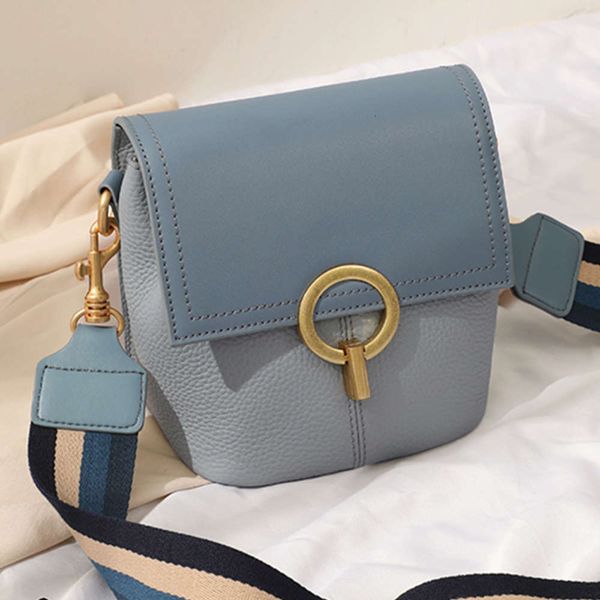 new lychee pattern bucket cow leather wide strap women's small color matching lock single shoulder messenger bag
new lychee pattern bucket cow leather wide strap women's small color matching lock single shoulder messenger bag