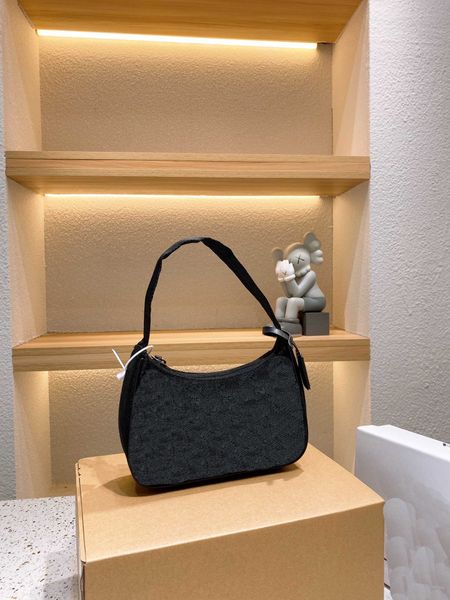 luxury ladies handheld one shoulder messenger bag early spring underarm bag handbag versatile lightweight fashion design
luxury ladies handheld one shoulder messenger bag early spring underarm bag handbag versatile lightweight fashion design