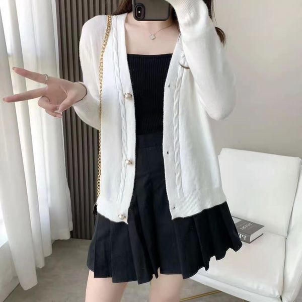 luxury jackets 2021 autumn v-neck knitted cardigan single row pearl button long sleeve loose student sweater women's coat, Black;brown
luxury jackets 2021 autumn v-neck knitted cardigan single row pearl button long sleeve loose student sweater women's coat, Black;brown