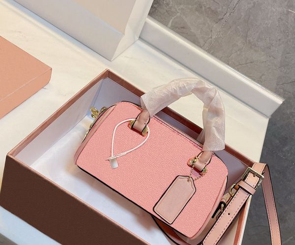 2021 mini designer shoulder with handbag fashion luxury single leather women's classic temperament pillow bags bag box size 18*12cm xqp
2021 mini designer shoulder with handbag fashion luxury single leather women's classic temperament pillow bags bag box size 18*12cm xqp