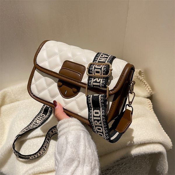 fashion versatile messenger bag female 2021 niche design lingge small square autumn winter wide shoulder belt single, Black;red
fashion versatile messenger bag female 2021 niche design lingge small square autumn winter wide shoulder belt single, Black;red