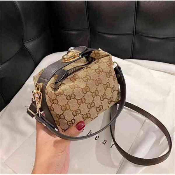 2022 factory outlet online handbags trendy lunch small square women's french stick single shoulder messenger cosmetic bag
2022 factory outlet online handbags trendy lunch small square women's french stick single shoulder messenger cosmetic bag