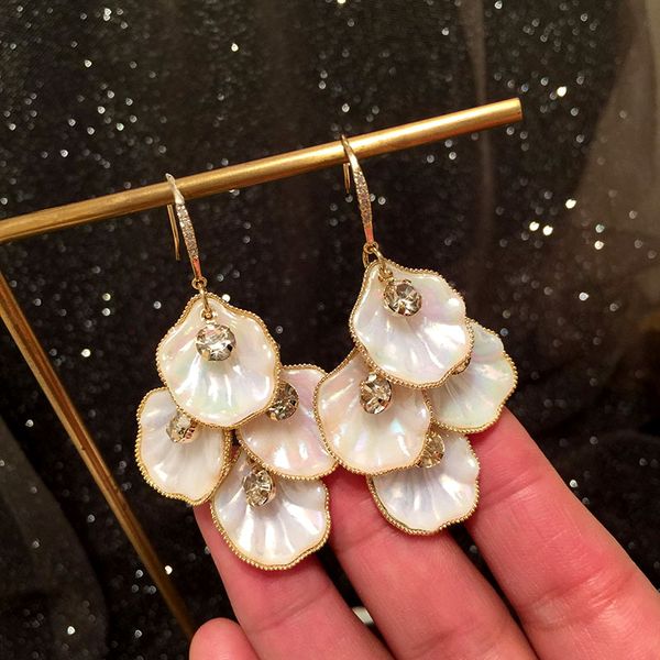 spring new designed dangle ear studs white shell leaf diamonds pendant fringed women large earrings luxurious jewelry, Silver
spring new designed dangle ear studs white shell leaf diamonds pendant fringed women large earrings luxurious jewelry, Silver