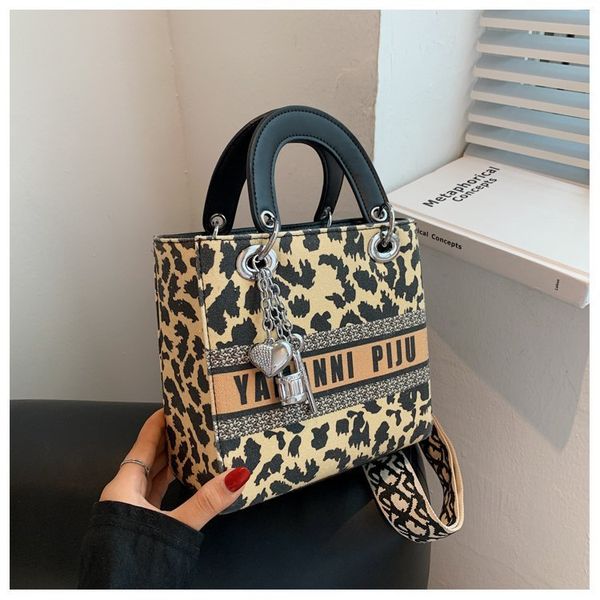 women's bag new fashion letter printed princess large capacity portable messenger single shoulder small purses luxury outlet
women's bag new fashion letter printed princess large capacity portable messenger single shoulder small purses luxury outlet