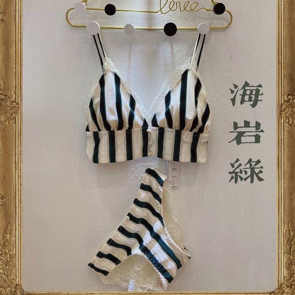 fashion design new type of weimi light luxury veet no steel ring underwear with inserted triangle cup vest and lace bra set, Red;black
fashion design new type of weimi light luxury veet no steel ring underwear with inserted triangle cup vest and lace bra set, Red;black