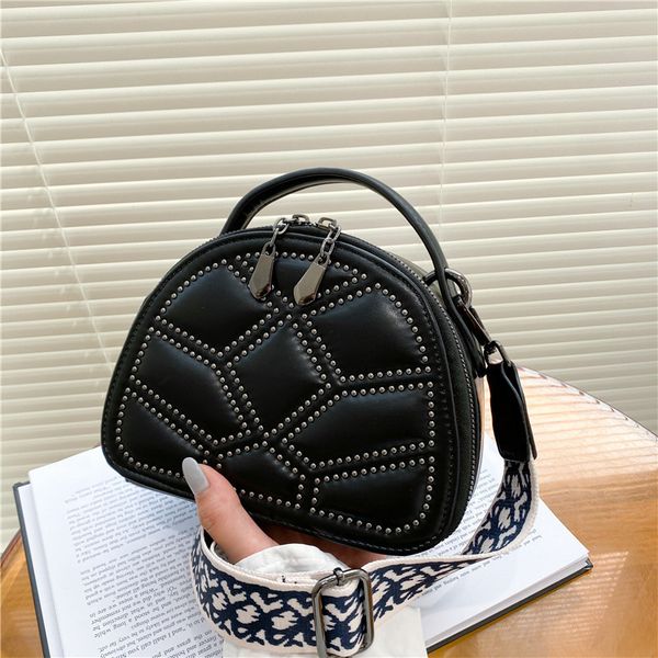 factory direct sale 75% off foreign style texture portable round korean version small xiangfeng single shoulder messenger wide shoulder stra
factory direct sale 75% off foreign style texture portable round korean version small xiangfeng single shoulder messenger wide shoulder stra