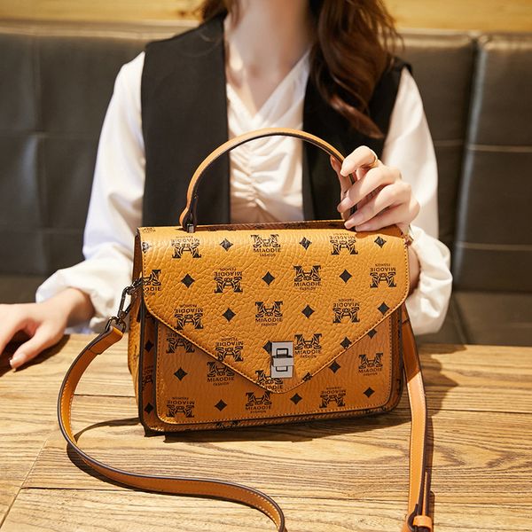 handbag women's bag 2021 fashion broadband popular portable small square versatile texture single shoulder printed messenger trend, Black;red
handbag women's bag 2021 fashion broadband popular portable small square versatile texture single shoulder printed messenger trend, Black;red