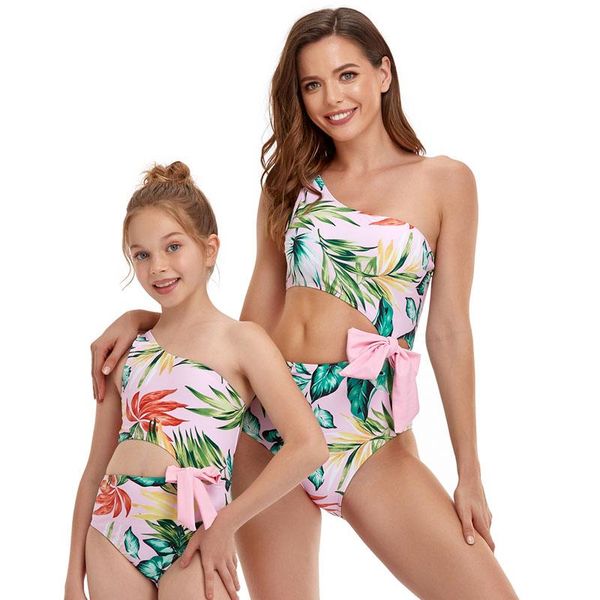 2021 new family matching swimwear one piece swimsuit mother daughter bikini bathing suit women girl beachwear
2021 new family matching swimwear one piece swimsuit mother daughter bikini bathing suit women girl beachwear