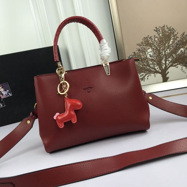 women luxurys designers bags 2021 fashion and comfortable shoulder bag p home 5003 size:25*19*13cm
women luxurys designers bags 2021 fashion and comfortable shoulder bag p home 5003 size:25*19*13cm