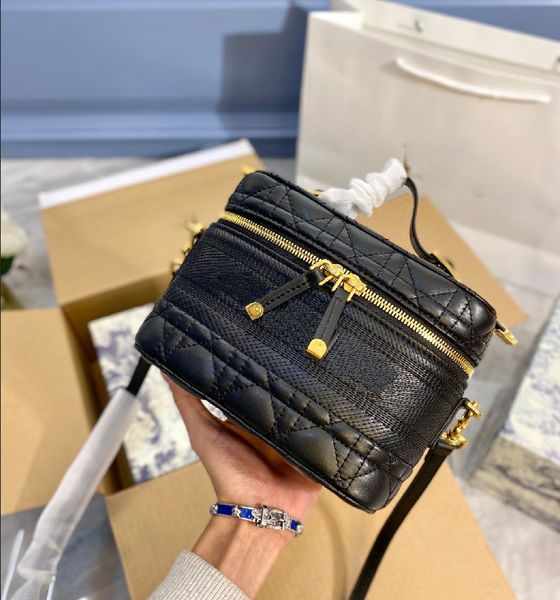 2021 fashion women cosmetic bag designers luxurys premium diamond embroidered handbag multipurpose travel bag wholesale
2021 fashion women cosmetic bag designers luxurys premium diamond embroidered handbag multipurpose travel bag wholesale