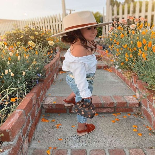 new children's wear one shoulder cotton suspender shirt + air burst open bag jeans suit, White
new children's wear one shoulder cotton suspender shirt + air burst open bag jeans suit, White