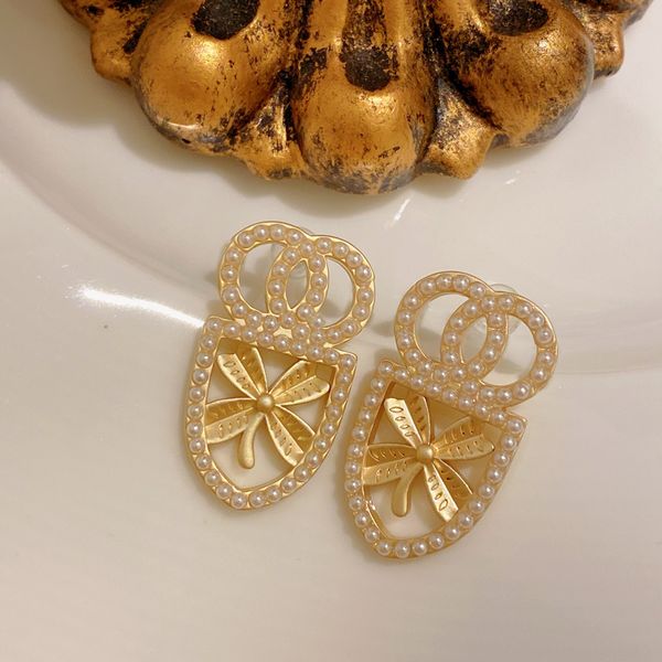 screw back high grade 2021 french hepburn style pearl matte golden four-leaf flower silver pin earrings 
screw back high grade 2021 french hepburn style pearl matte golden four-leaf flower silver pin earrings