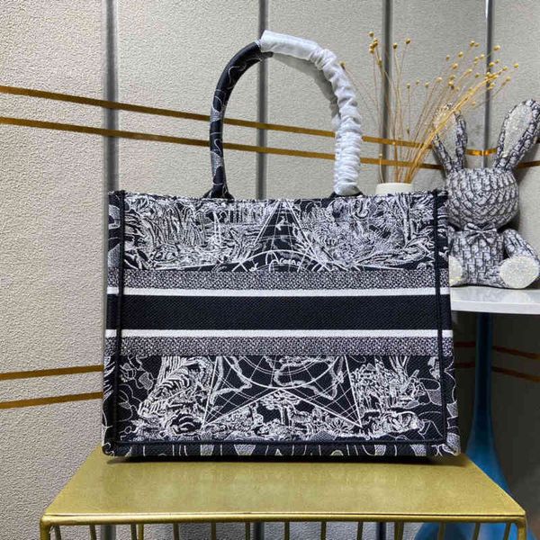 classic new bag zoo series women's bag messenger single shoulder portable canvas tote bag three-dimensional embroidery purse
classic new bag zoo series women's bag messenger single shoulder portable canvas tote bag three-dimensional embroidery purse