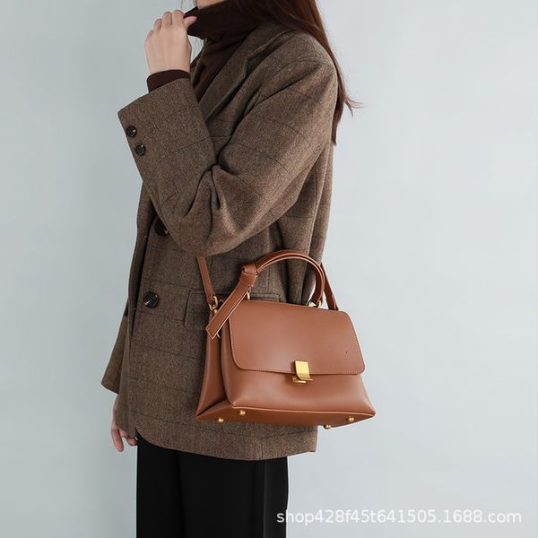 hand cross bag 2021 trend messenger versatile tote spring and summer fashion leather women's
hand cross bag 2021 trend messenger versatile tote spring and summer fashion leather women's