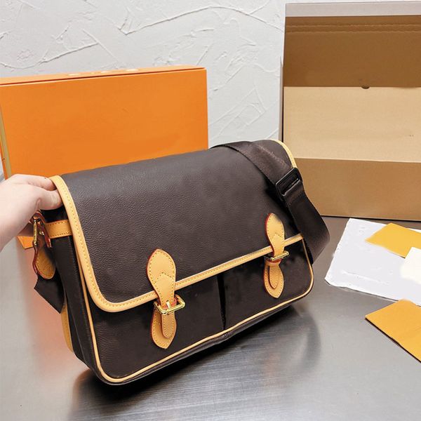 single shoulder messenger bag medieval vintage brown old flower crossbody bags trendsetter handbag purse external buckle pocket gold hardwar
single shoulder messenger bag medieval vintage brown old flower crossbody bags trendsetter handbag purse external buckle pocket gold hardwar
