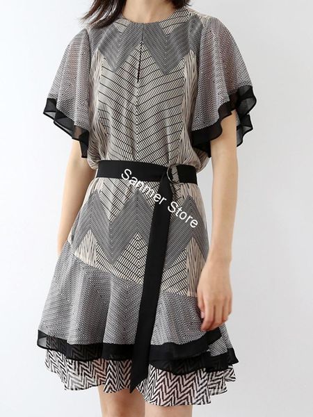 2021 new mulheres costura geomtrico estampado chanfrado manga curta irregular v-neck faixas moda mini vestido vero novas roupas femininas p1, Black;gray
2021 new mulheres costura geomtrico estampado chanfrado manga curta irregular v-neck faixas moda mini vestido vero novas roupas femininas p1, Black;gray