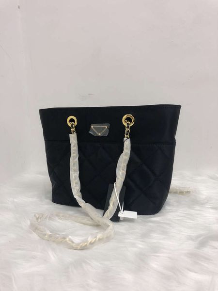 5a+ luxury parachute package female little red book new fund 2020 autumn ling lattice with nylon stray chain model of medieval shoulder bag
5a+ luxury parachute package female little red book new fund 2020 autumn ling lattice with nylon stray chain model of medieval shoulder bag
