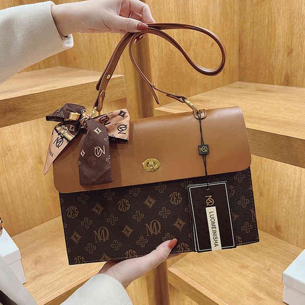 2022 factory wholesale popular print stitched armpit winter silk scarf messenger simple women's single shoulder bag
2022 factory wholesale popular print stitched armpit winter silk scarf messenger simple women's single shoulder bag