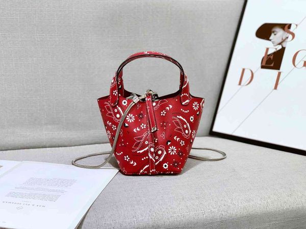 handbag small group women's bag texture advanced sense portable bucket fashion swing cabbage basket, Black;red
handbag small group women's bag texture advanced sense portable bucket fashion swing cabbage basket, Black;red