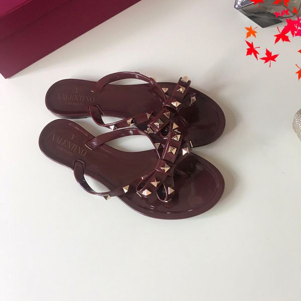 2021 designer luxurys slippers women sandals fashion beach shoes flip flops flat non-slip classical hole slipper with box size 35-41 -g0597, Black
2021 designer luxurys slippers women sandals fashion beach shoes flip flops flat non-slip classical hole slipper with box size 35-41 -g0597, Black