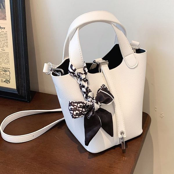 factory outlet design simple 2021 new summer fashion portable single shoulder women's texture messenger bag versatile ins bucket bag
factory outlet design simple 2021 new summer fashion portable single shoulder women's texture messenger bag versatile ins bucket bag