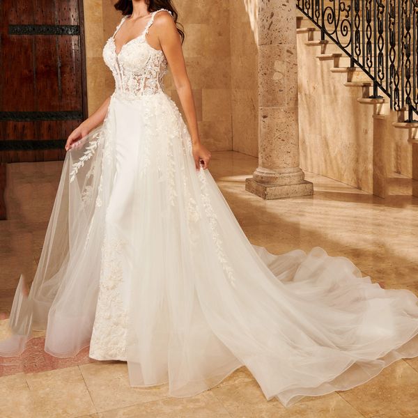2022 wedding dresses bridal gowns floral applique with beading sequins long court train tulle satin, White
2022 wedding dresses bridal gowns floral applique with beading sequins long court train tulle satin, White