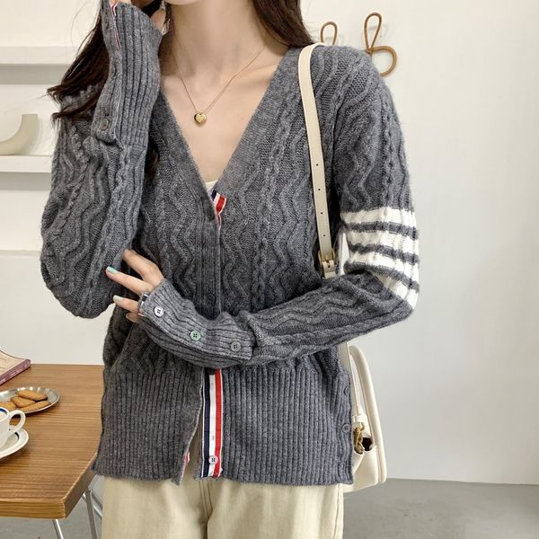 men's and women's in 2021tb autumn there is trend twist knitted cardigan, casual college style sweater coat, White;black
men's and women's in 2021tb autumn there is trend twist knitted cardigan, casual college style sweater coat, White;black