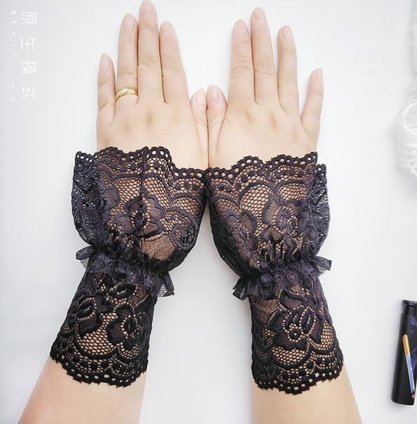 five fingers gloves lace floral fake sleeves for women autumn winter female pleated wrist cuff, Blue;gray
five fingers gloves lace floral fake sleeves for women autumn winter female pleated wrist cuff, Blue;gray