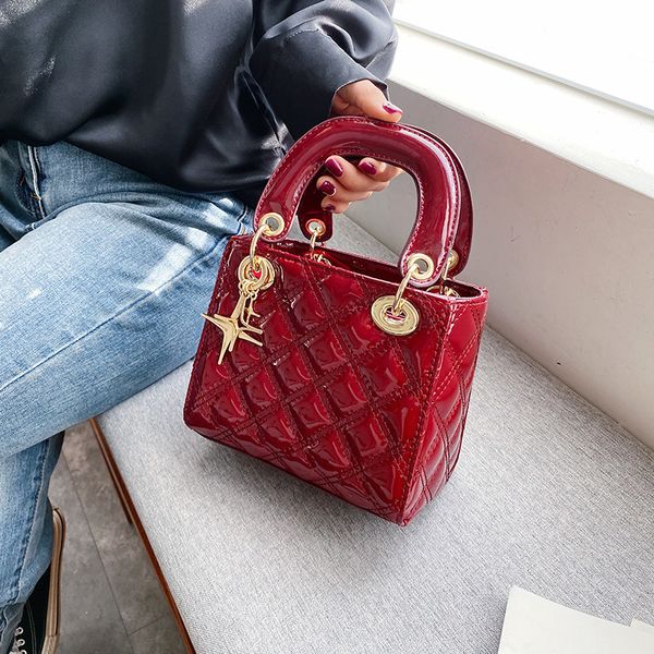 fashion women's bag embroidered thread hand single shoulder 2020 new lingge princess diana bag messenger
fashion women's bag embroidered thread hand single shoulder 2020 new lingge princess diana bag messenger