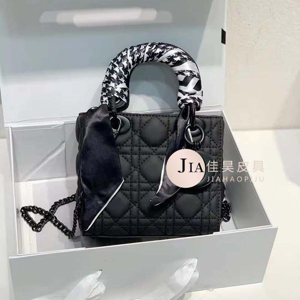 designer new frosted princess diana with three and four mini rhombic sheepskin chain women's bag 2021 xnf2
designer new frosted princess diana with three and four mini rhombic sheepskin chain women's bag 2021 xnf2