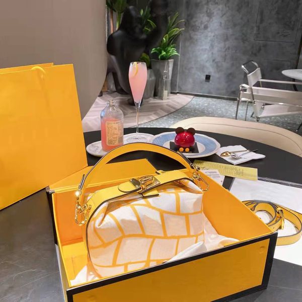 3-color 2022 shoulder strap diagonal bag handbags messenger bag fashion leisure luxury designer suitable for any party convenience
3-color 2022 shoulder strap diagonal bag handbags messenger bag fashion leisure luxury designer suitable for any party convenience
