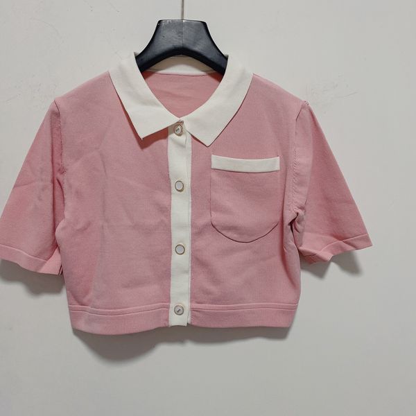 325 2021 spring summer brand same style sweaters lapel neck short sleeve pullover pink black sweater women clothes fangle, White;black
325 2021 spring summer brand same style sweaters lapel neck short sleeve pullover pink black sweater women clothes fangle, White;black
