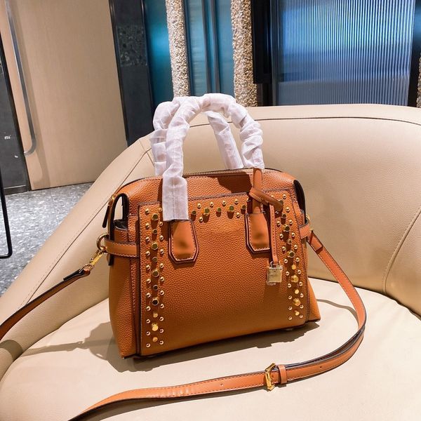 2021 leather rivet handbag mature women's fashion shoulder bag beautiful pure color soft leather alloy logo bag
2021 leather rivet handbag mature women's fashion shoulder bag beautiful pure color soft leather alloy logo bag