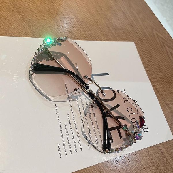 sunglasses 2021 frameless diamond-encrusted goggles european and american uv hand-drilled ladies, White;black
sunglasses 2021 frameless diamond-encrusted goggles european and american uv hand-drilled ladies, White;black