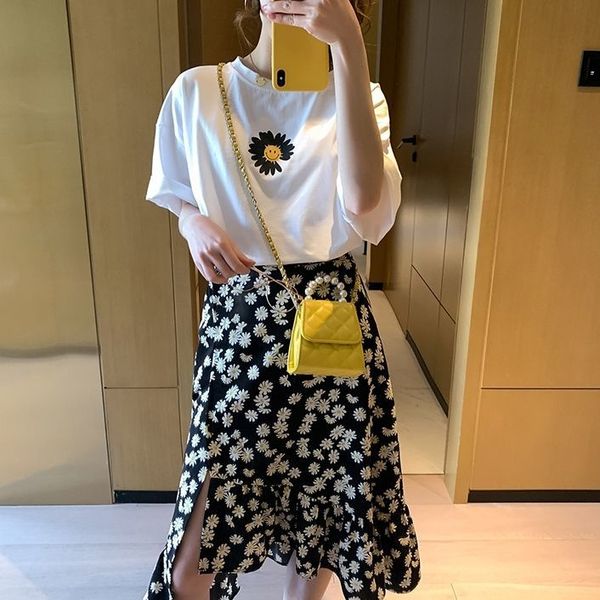 2021 new female summer sweet elegant flower embroidered cotton t-shirt + floral printed irregular ruffles skirt 2 suit piece h37 zlis, Black;gray
2021 new female summer sweet elegant flower embroidered cotton t-shirt + floral printed irregular ruffles skirt 2 suit piece h37 zlis, Black;gray