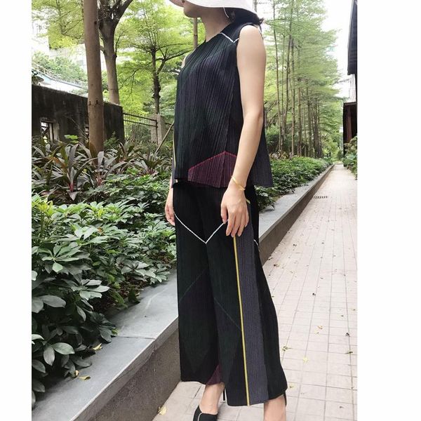 women's two piece pants selling miyake fold print sleeveless o-neck t-shirt + calf-length geometric set in stock, White
women's two piece pants selling miyake fold print sleeveless o-neck t-shirt + calf-length geometric set in stock, White