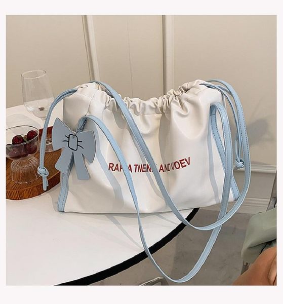 shoulder bags 2021 autumn trend large-capacity female bag fashion portable tote net red korean pu
shoulder bags 2021 autumn trend large-capacity female bag fashion portable tote net red korean pu