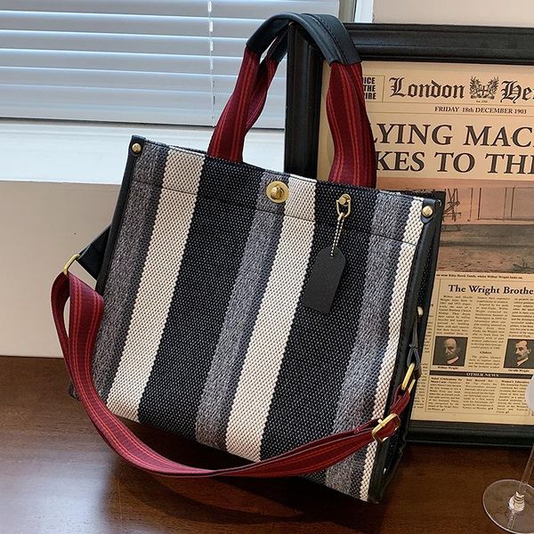 evening bags wide shoulder strap handbag ladies bag autumn 2021 designer texture canvas large capacity tote
evening bags wide shoulder strap handbag ladies bag autumn 2021 designer texture canvas large capacity tote