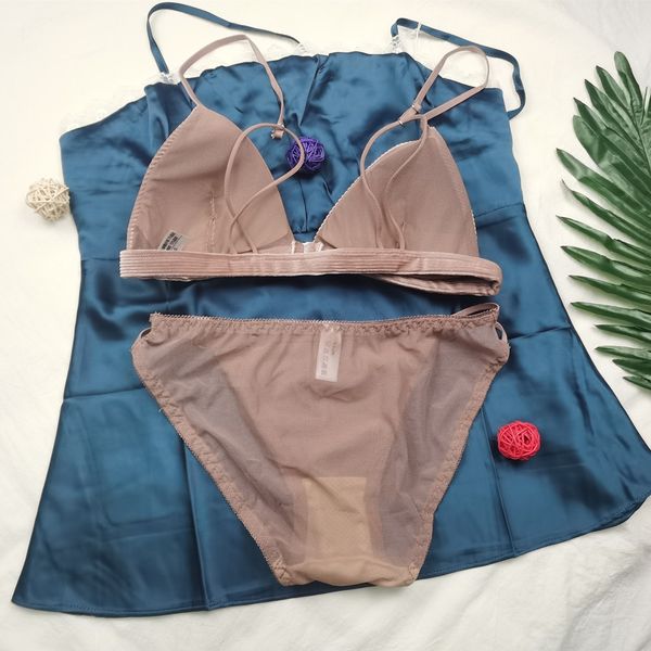 fashion design small chest french thin cotton triangle cup veet underwear set no steel ring back front button bra, Red;black
fashion design small chest french thin cotton triangle cup veet underwear set no steel ring back front button bra, Red;black