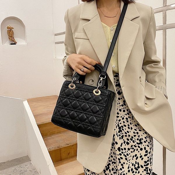 fashion small women's 2021 diana embroidered thread hand tide letter single shoulder messenger bag
fashion small women's 2021 diana embroidered thread hand tide letter single shoulder messenger bag