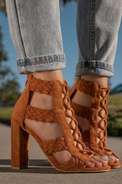 sandals ladies square heels pointed toe summer twist hollow flower woven strap casual high heel shoes 2021, Black
sandals ladies square heels pointed toe summer twist hollow flower woven strap casual high heel shoes 2021, Black