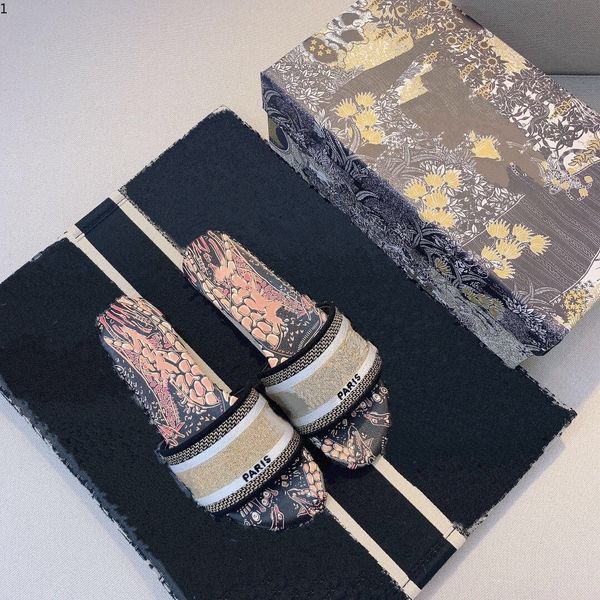 2021 women sandals slippers embroidery sandal floral brocade flip flops striped beach genuine leather dazzle flowers slipper mjk0003, Black
2021 women sandals slippers embroidery sandal floral brocade flip flops striped beach genuine leather dazzle flowers slipper mjk0003, Black
