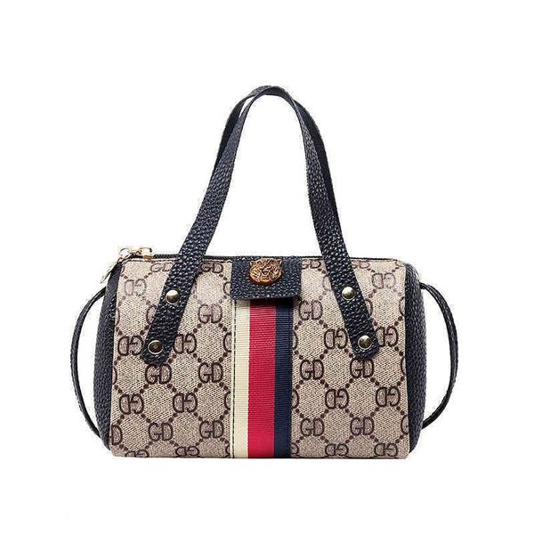2022 factory wholesale handbag portable pillow one shoulder color blocking printed webbing contrast women's, Black;red
2022 factory wholesale handbag portable pillow one shoulder color blocking printed webbing contrast women's, Black;red