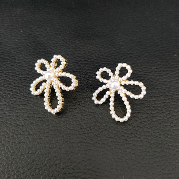 stud south korea's camellia earrings star with the same paragraph fairy cut air quality female pearl a470, Golden;silver
stud south korea's camellia earrings star with the same paragraph fairy cut air quality female pearl a470, Golden;silver
