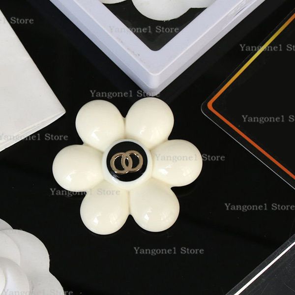 2022 designer earrings famous vintage letter earring flower ear studs women jewelry clothing decoration accessories gift, Golden;silver
2022 designer earrings famous vintage letter earring flower ear studs women jewelry clothing decoration accessories gift, Golden;silver