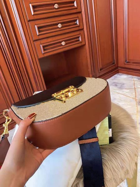 2020 canvas spell genuine leather handbag saddle shoulder bucket woman worn female bag purses handbags girls women package
2020 canvas spell genuine leather handbag saddle shoulder bucket woman worn female bag purses handbags girls women package