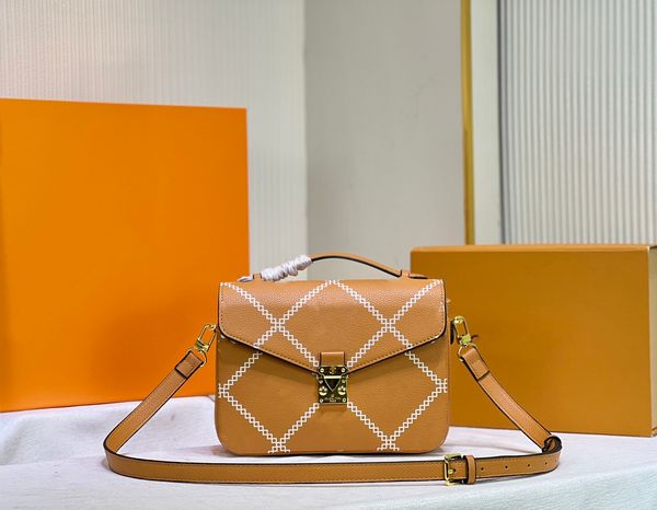 designer lady cross-body bag evening bags luxury leather one-shoulder chain handbag cover classic fashion letter flower pattern size 25-19-7
designer lady cross-body bag evening bags luxury leather one-shoulder chain handbag cover classic fashion letter flower pattern size 25-19-7