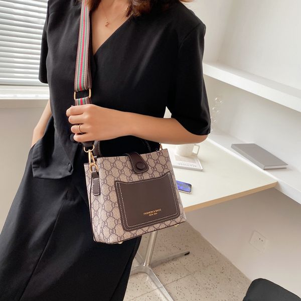 design handbag women's bag 2021 new simple bucket classic printed hand fashion single shoulder zipper messenger
design handbag women's bag 2021 new simple bucket classic printed hand fashion single shoulder zipper messenger