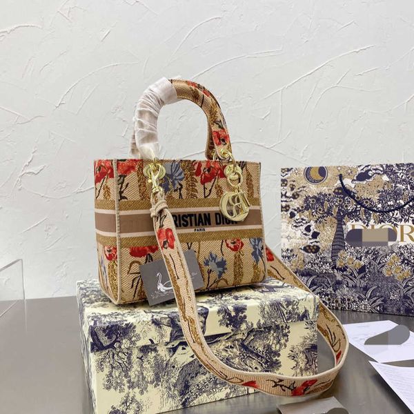2021 star's same tengge princess bag canvas lock embroidery portable one shoulder slant across women's bag hand zly zly
2021 star's same tengge princess bag canvas lock embroidery portable one shoulder slant across women's bag hand zly zly